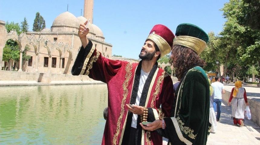 (&ouml;zel Haber) Şanlıurfa&rsquo;ya Ulaşan Otostop&ccedil;ular Y&ouml;resel Kıyafetlere Hayran Kaldı