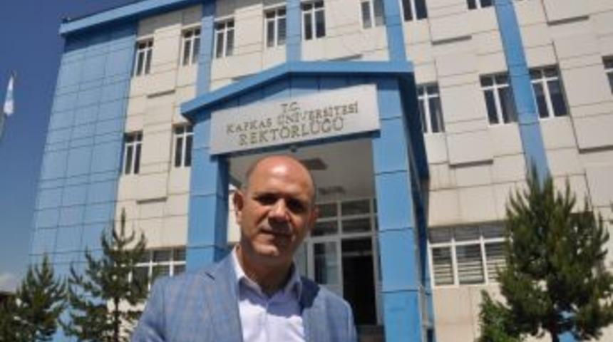 Rekt&ouml;r &Ouml;zcan, Lys Sınavı &Ouml;ncesinde Kampus İ&ccedil;erisinde İnşaatları Durdurdu