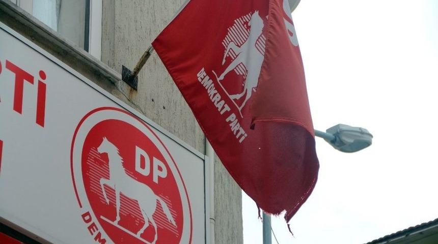 Dp Genel Başkanını Yırtık, Soluk Ve Yıpranmış Parti Bayrağı İle Karşıladılar