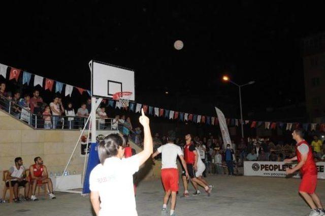 Hakkari'de Sokak Basketboluna Yoğun Ilgi