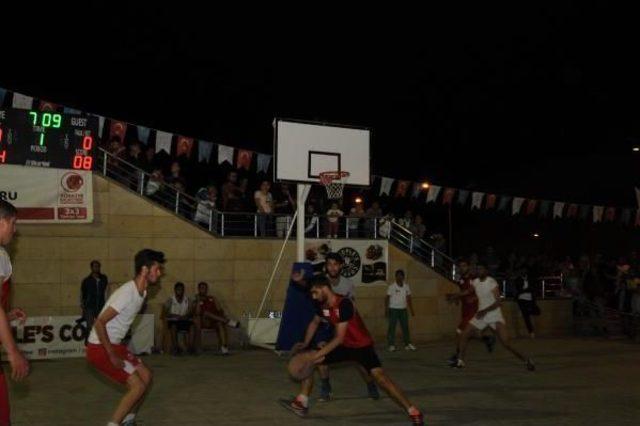 Hakkari'de Sokak Basketboluna Yoğun Ilgi