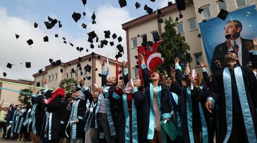 Od&uuml;&rsquo;de Mezuniyet Sevinci