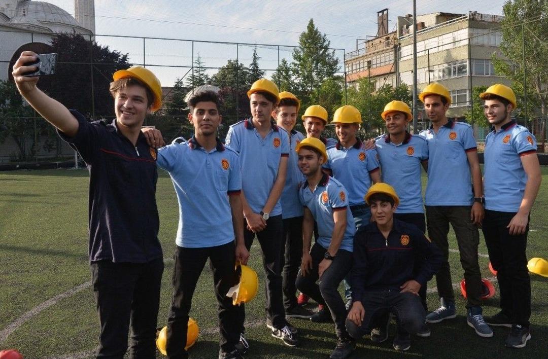 İtfaiye Lisesi &Ouml;ğrencilerinin Mezuniyet Coşkusu