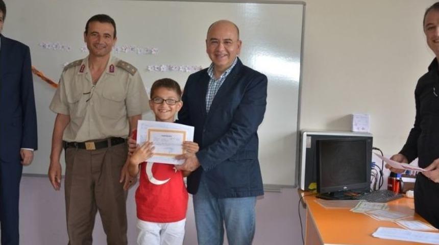 Gediz Belediye Başkanı Saraoğlu, Karne Dağıtım T&ouml;renine Katıldı