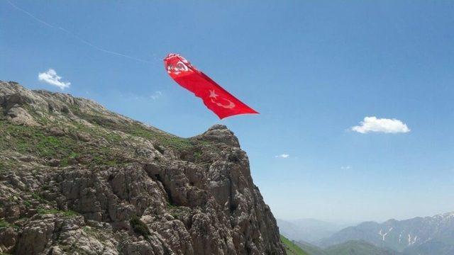 Şehitlerin İsimleri Kato’nun Zirvesine Dikilen Bayrağa Yazıldı