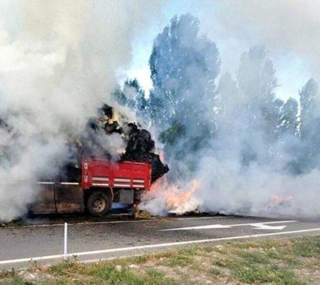 Ot Yüklü Kamyon Yolda Alev Aldı