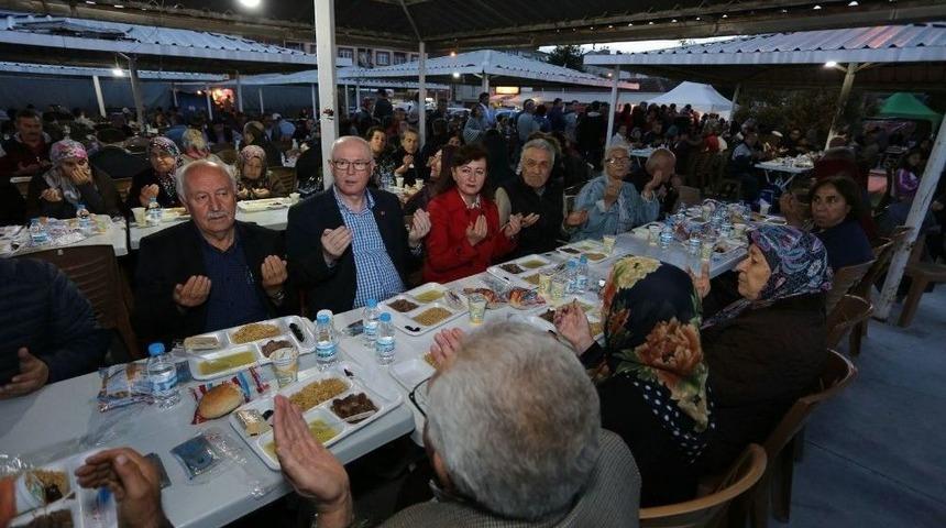 5 Bin Kişi Yenikent&rsquo;teki İftarda Bir Araya Geldi