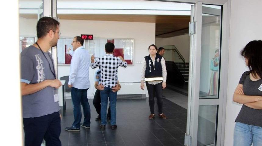 Lys&rsquo;de &Ouml;ğrenciler İ&ccedil;eride Ter D&ouml;kt&uuml;, Aileleri Dışarıda Dua Etti