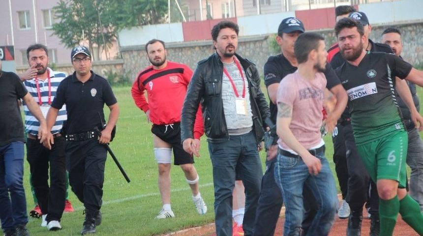 2 Taraftar Sahaya Atladı, 70 Metre Depar Attı