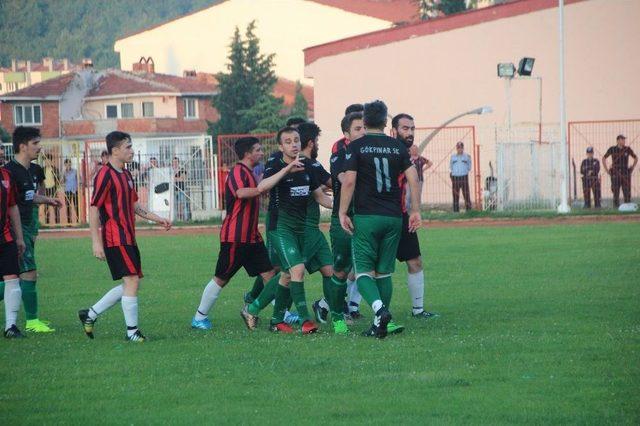 2 Taraftar Sahaya Atladı, 70 Metre Depar Attı