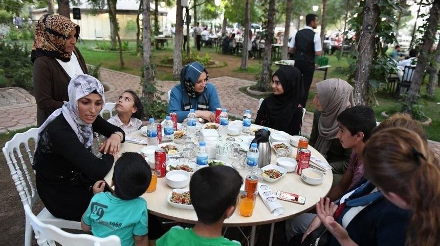 Sema &Ccedil;ift&ccedil;i Yardıma Muhta&ccedil; Ailelerle İftarda Buluştu