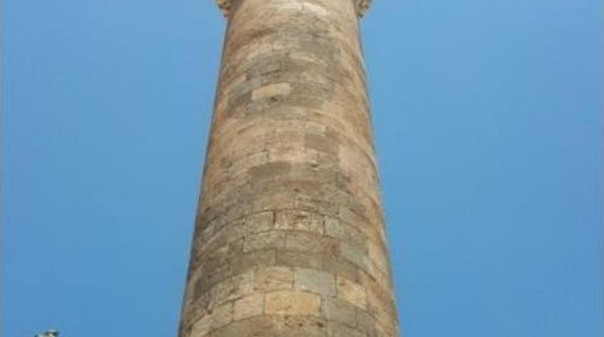 Minarenin Şerefesinde Bitki Yetişti