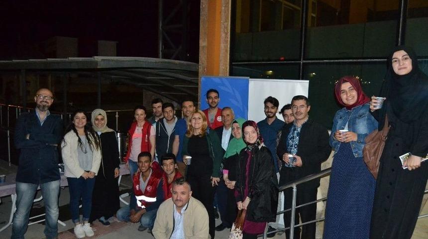 Gen&ccedil;ler Cemaate &Ccedil;ay İkramında Bulundu