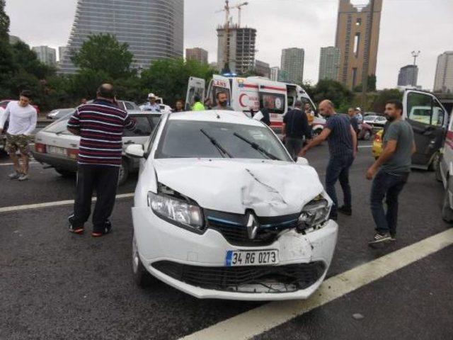 Tem Otoyolunda Yoğunluğa Neden Olan Kazada 2 Yaralı