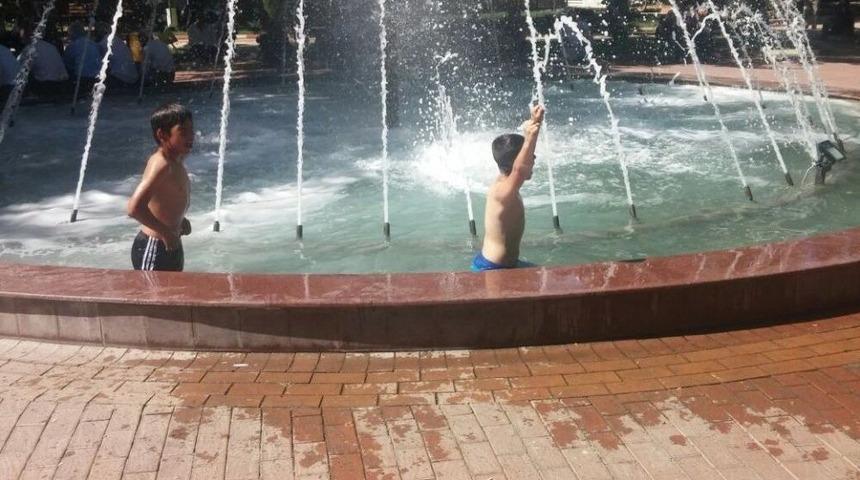 &Ccedil;ocuklar Tehlikeye Aldırış Etmeden S&uuml;s Havuzunda Serinliyor