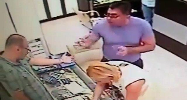 Rus Turistler Kolye &Ccedil;alarken Yakalandı 1