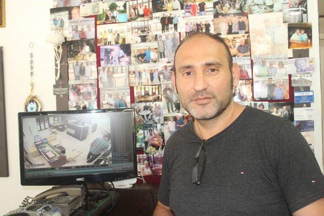 Rus Turistler Kolye &Ccedil;alarken Yakalandı 2