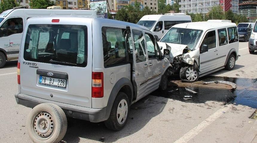 Karab&uuml;k&rsquo;te 4 Trafik Kazası: 4 Yaralı