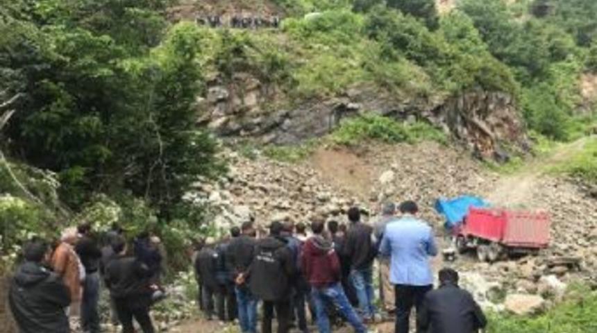 Ordu'da Kamyon Şarampole Yuvarlandı. 1 &Ouml;l&uuml;