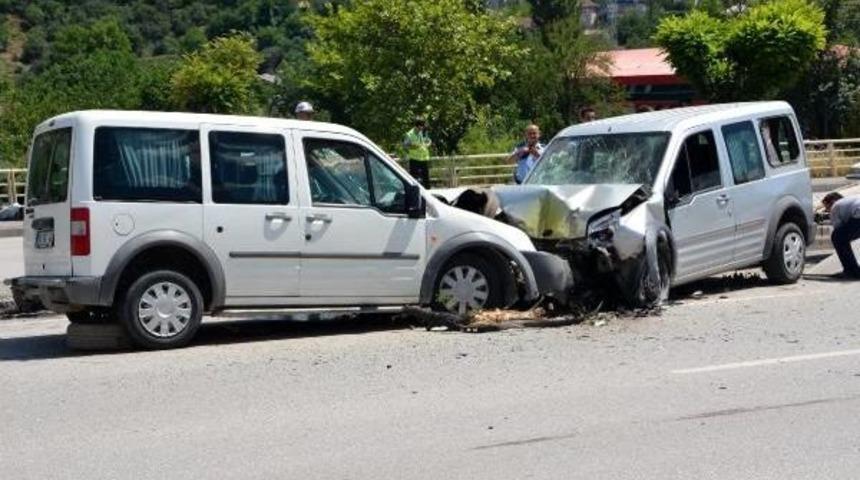 Karab&uuml;k'te Iki Hafif Ticari Ara&ccedil; &Ccedil;arpıştı: 4 Yaralı