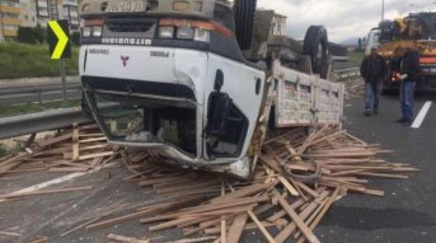 Lastiği Patlayan Kamyonet Ters D&ouml;nd&uuml; 1 Yaralı