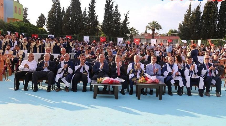 Turgutlu Myo &Ouml;ğrencilerinin Mezuniyet Sevinci