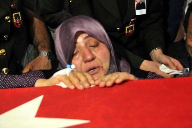 Şehit Uzman &Ccedil;avuş Fazlıoğlu nun Cenazesi Rize ye Uğurlandı (2) 1