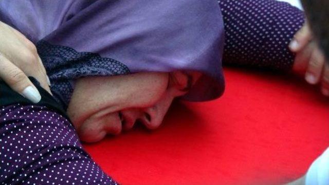 Şehit Uzman &Ccedil;avuş Fazlıoğlu nun Cenazesi Rize ye Uğurlandı (2) 3