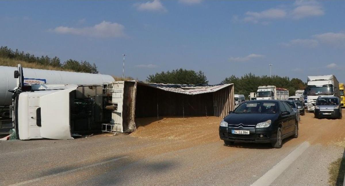 Buğday Y&uuml;kl&uuml; Tır Otoyola Devrildi