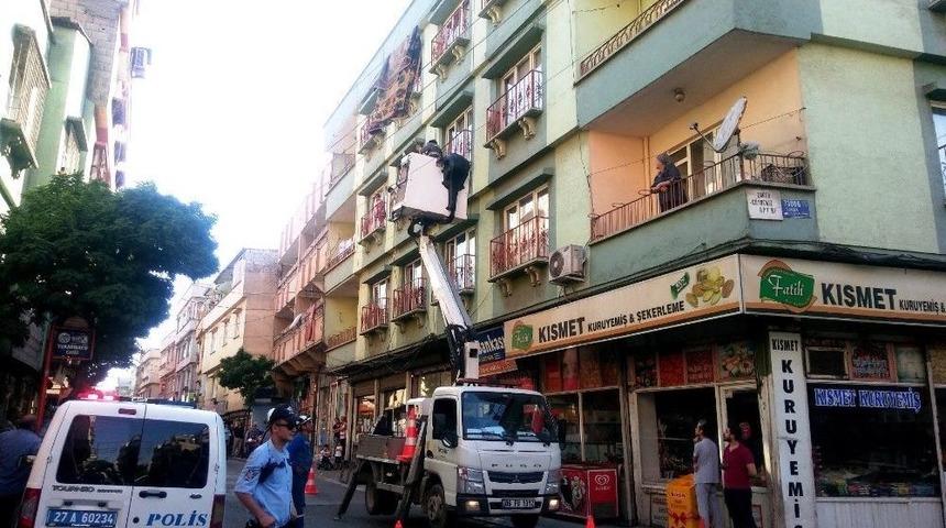 Tele D&uuml;şen Halı Polis Ve İtfaiyeyi Harekete Ge&ccedil;irdi