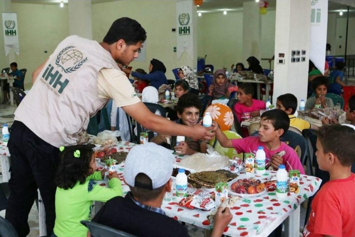 İhh&rsquo;dan Suriye&rsquo;deki Yetimlere İftar Yemeği