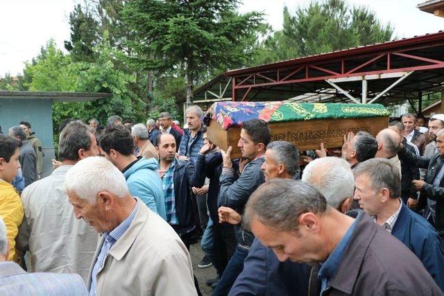 Gondol Salıncaktan D&uuml;şerek &Ouml;len K&uuml;&ccedil;&uuml;k Kız Son Yolculuğuna Uğurlandı 1