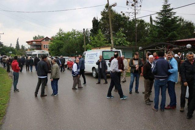 Gondol Salıncaktan D&uuml;şerek &Ouml;len K&uuml;&ccedil;&uuml;k Kız Son Yolculuğuna Uğurlandı 2
