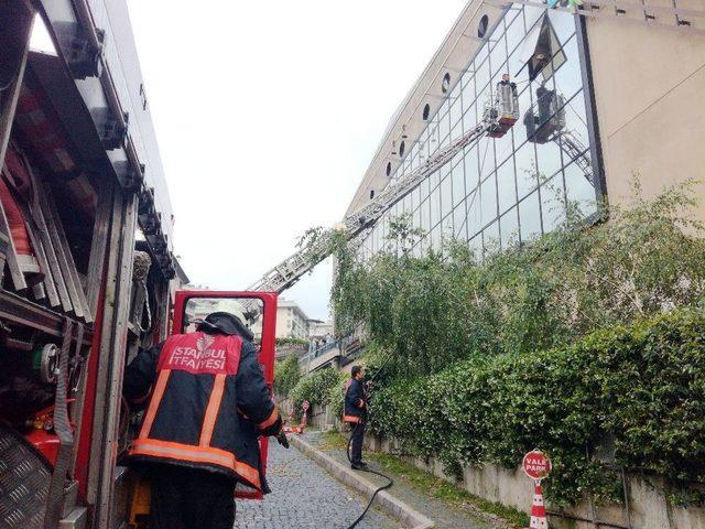 Ortaköy’de Avm’de Korkutan Yangın