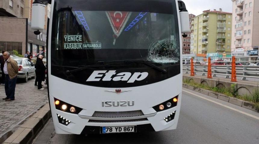 Kaza Yapan Motosiklete Midib&uuml;s &Ccedil;arptı: 1 Yaralı