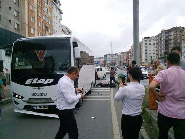 Kaza Yapan Motosiklete Midibüs Çarptı: 1 Yaralı