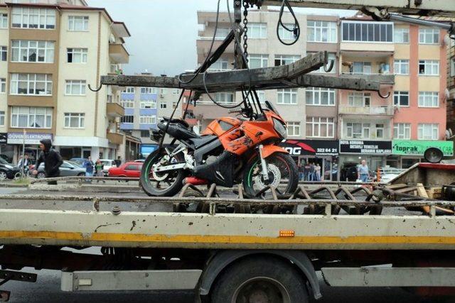 Kaza Yapan Motosiklete Midibüs Çarptı: 1 Yaralı