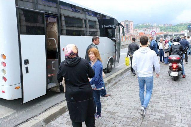 Kaza Yapan Motosiklete Midibüs Çarptı: 1 Yaralı