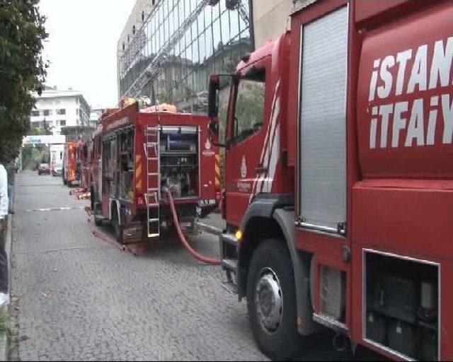 Ortaköy'de Avm'de Yangın Alarmı