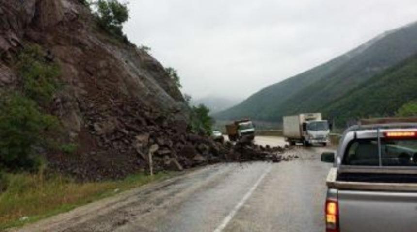 Dağ Yolundaki Heyelan Korkuttu