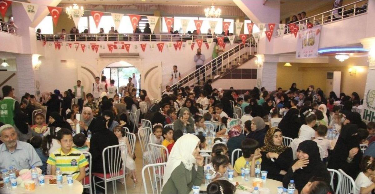 Suriyeli Yetim &Ccedil;ocuklara İftar Verildi