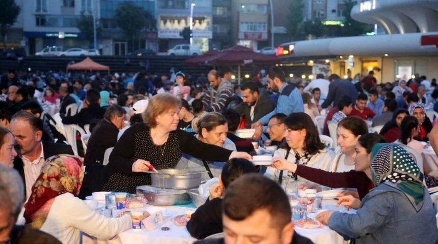 Zeytinburnu&rsquo;nda Farklı Dinler İftar Sofrasında Buluştu