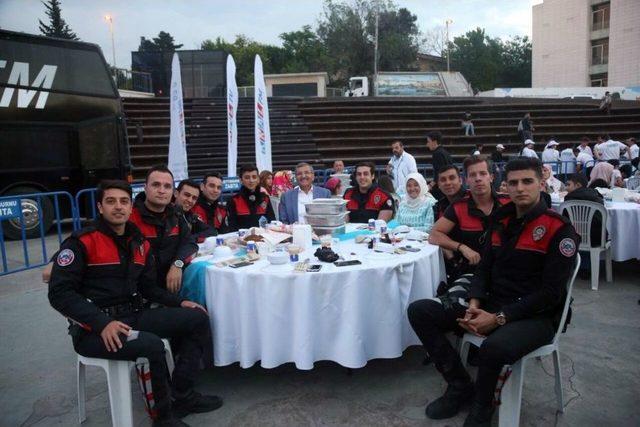 Zeytinburnu&rsquo;nda Farklı Dinler İftar Sofrasında Buluştu 2