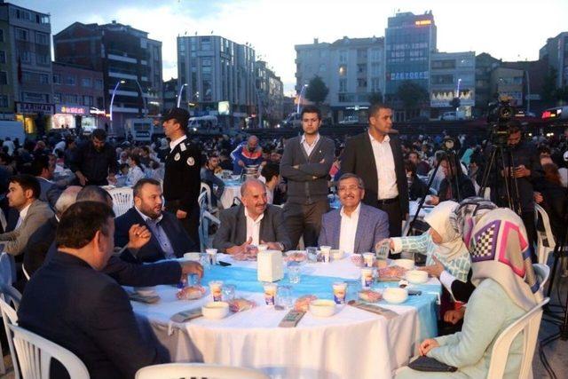 Zeytinburnu&rsquo;nda Farklı Dinler İftar Sofrasında Buluştu 3