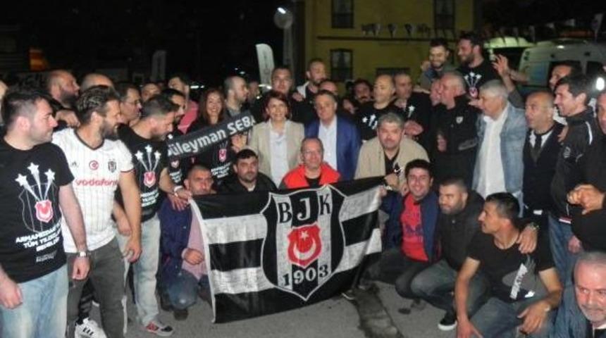 Beşiktaşlı Taraftarlar Avcılar'da &Ouml;nce Iftar Yaptı Sonra Şampiyonluğu Kutladı