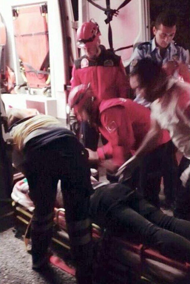 Burhaniye&rsquo;de Otomobil Otluğa U&ccedil;tu: 4 Yaralı 1