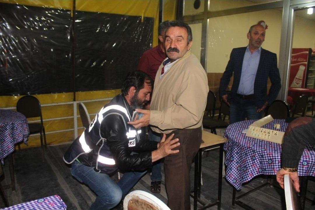 Niğde&rsquo;de Polislerden Kahvehanelere Şok Kumar Ve Tombala Uygulaması