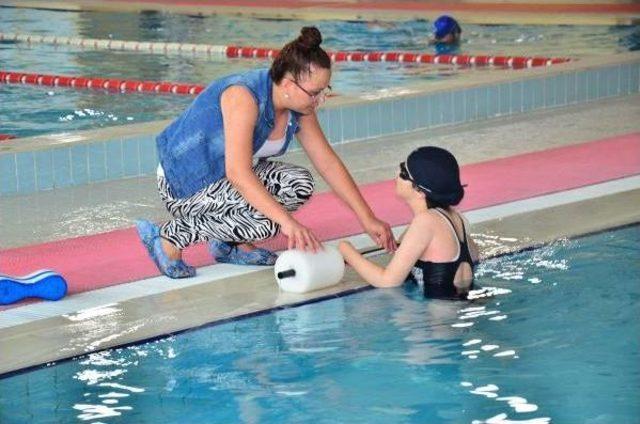 Engelini Yüzme Sporuyla Aştı, Yürümeye Başladı