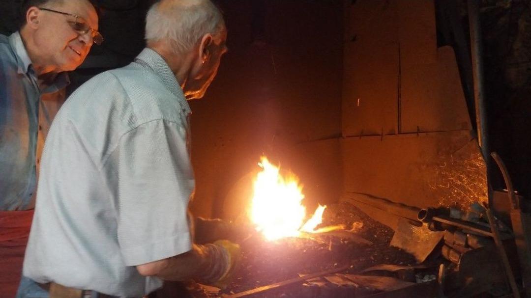 (&ouml;zel Haber) 72 Yaşında Oru&ccedil; Tutup Y&uuml;zlerce Derece Ateşin Başında &Ccedil;eki&ccedil; Sallıyor