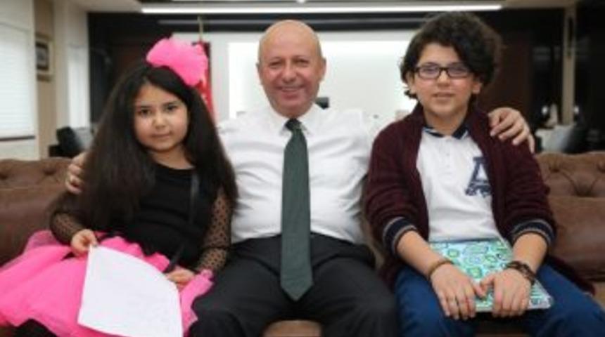 &Ccedil;ocuk Şairler &Ccedil;olakbayrakdar&rsquo;ın Makamında